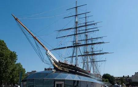 Combi Ticket: Westminster Walking Tour, River Cruise & Cutty Sark Entry