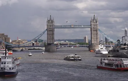 Private One Way or Round Trip Transfer: Luton Airport to London City