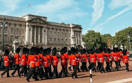 London: Changing of the Guard Experience and Landmarks Tour Guide