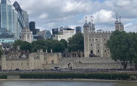 Tower of London area self-guided walking tour and scavenger hunt