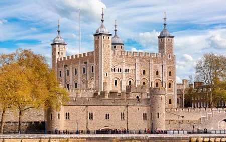 Guided Tower of London Tour with Nearby Rickshaw Ride