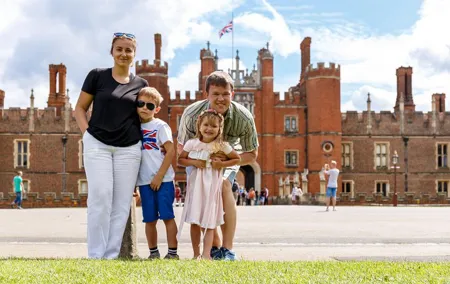 Kid-Friendly Hampton Court Palace Tour in London with Blue Badge Guide