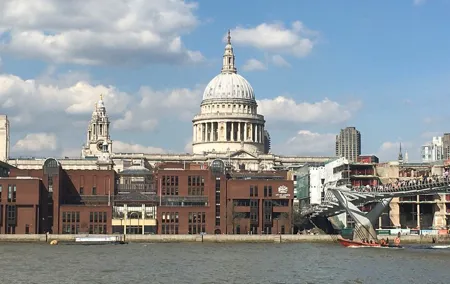 Half-day walking tour by the banks of the River Thames in a small group