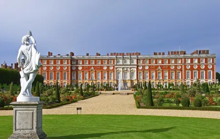 Hampton Court Palace and garden Private Tour with Fast Track Pass