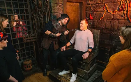 London Half Day Top Sightseeing Tour including London Dungeons