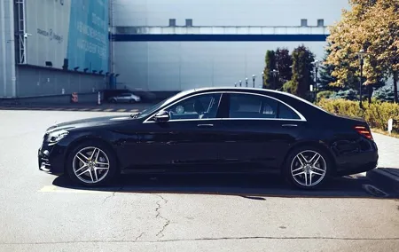 Private Transfer: Luton Airport LTN to London by Business Car