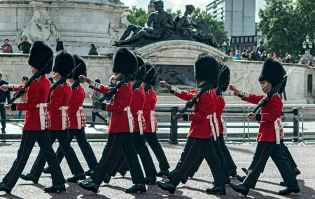 London Highlights: Guided Walking Tour & Changing of the Guards