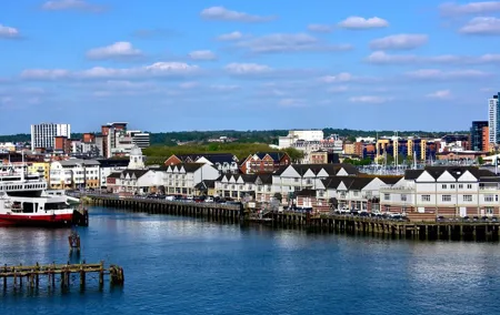 Private Transfer from London to Southampton with Stonehenge Stop