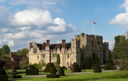 Hever Castle Private Tour from London by Luxury Sedan