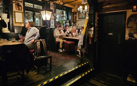 London Historical Pub Tour with Pilgrims and Pirates