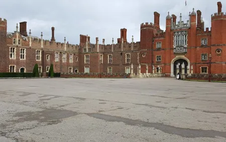 Hampton Court Palace Private Tour with Skip the Line Entry
