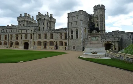 Full Day Private Tour in Windsor Castle and Hampton Court Palace