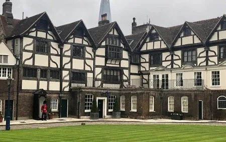 Full Day Traditional Private London Tour by Walking & Public Transportation