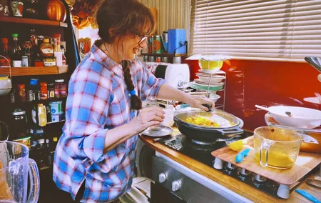 Private Spanish Cooking Class in London on a Houseboat