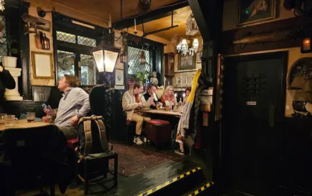 London Historical Pub Tour with Pilgrims and Pirates