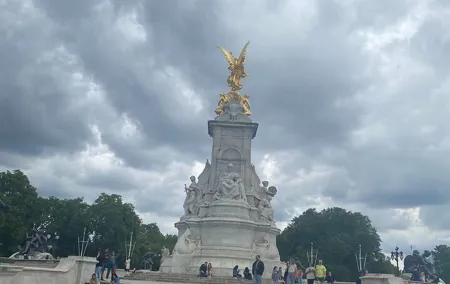 Iconic Half Day Walking Tour - See London Sites