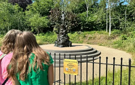Kid-Friendly Victoria & Albert Museum and Kensington Gardens Tour