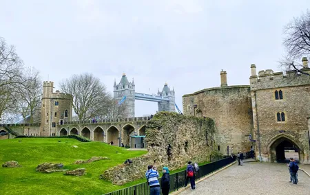 Private Guided Tour of London Highlights in Executive Vehicle