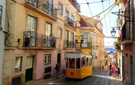 Private Transfer from Santiago de Compostela to Lisbon + 2h Sightseeing