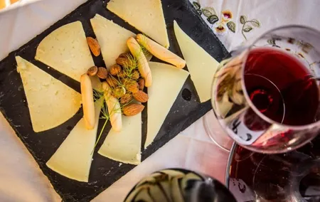 Santiago de Compostela: Cheese and Wine Tasting Experience