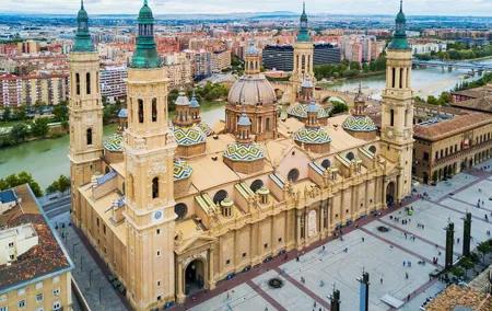 Private custom tour with a local guide Zaragoza