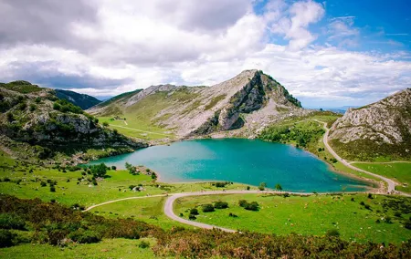 Lakes of Covadonga, Onis Cangas and Ballasts Tour from Oviedo
