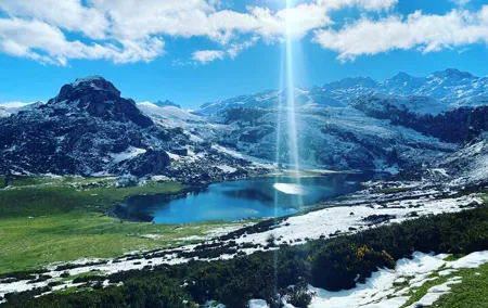 Private Tour from Oviedo to Covadonga, lakes, & sailors villages
