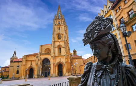 Private Tour Historic Center and Cathedral of Oviedo with tickets