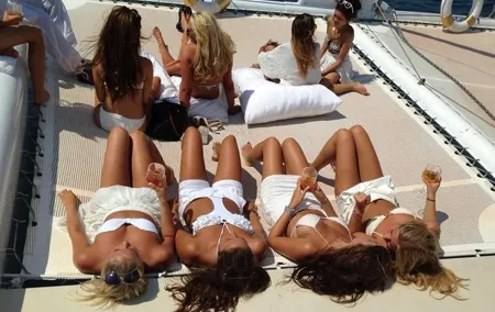 Special tour for groups sailing along the Costa Brava in a big catamaran. Food and drinks included.