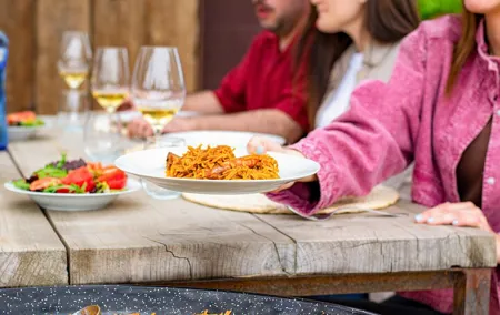 Paella or fideuá with organic wines in l'Empordà