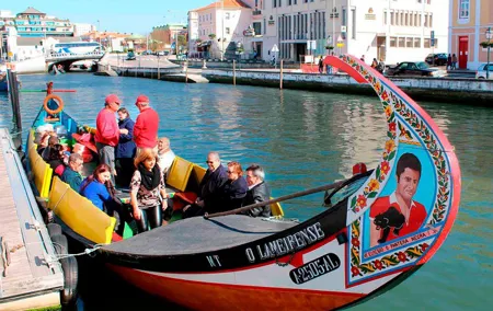 Aveiro Canal Cruise in Traditional Moliceiro Boat