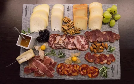 Porto: Private Walking Food Tour with Tastings