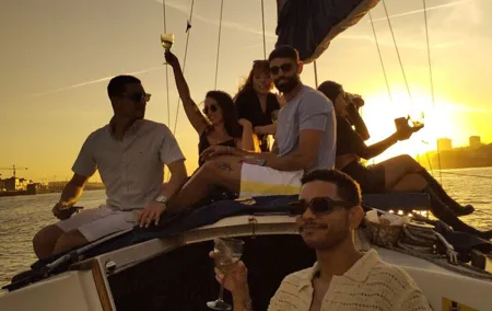 Porto: Private tour on vintage sailboat with sunset option