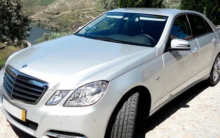 Porto Private Airport Transfer with 2-Hour Mini-Tour (1 to 4 people)
