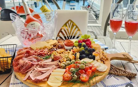 Porto: Wine and cheese tasting on a sailboat on the Douro River