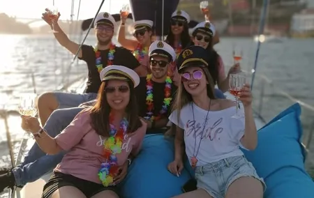 Porto: Single Party on a charming sailboat with welcome drink