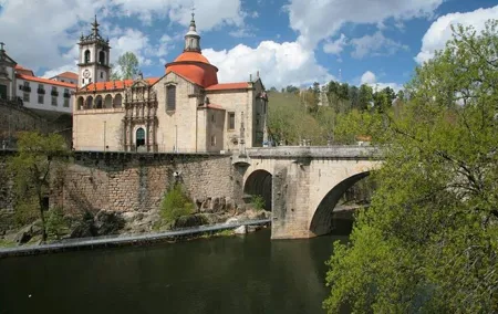 Tour and transfer Lisbon / Porto or Porto / Lisbon 15pax