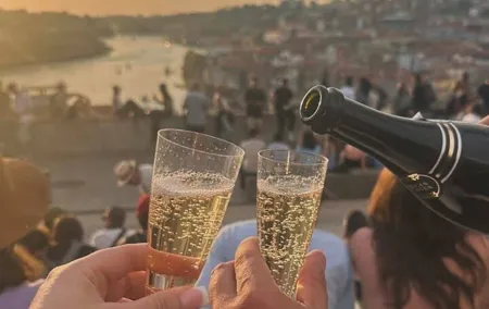 Private Tour-Unique Sunset,Wine tastings, Fado Show + Full Dinner
