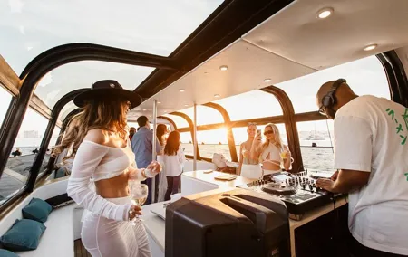 Lisbon Sunset DJ Party – Luxury Boat, Pizza & Open Bar