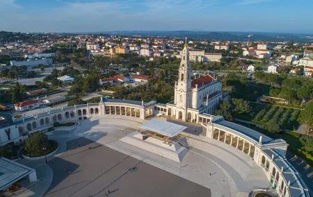 Fatima, Batalha, Nazare, Obidos Small Group Tour From Lisbon