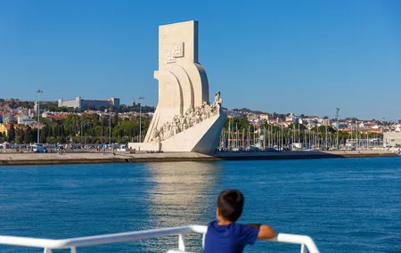 Lisbon River Boat Sightseeing Tour with a Drink