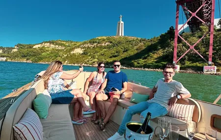 Lisbon: Exclusive Sunset Cruise – Pizza, Open Bar & Dolphins