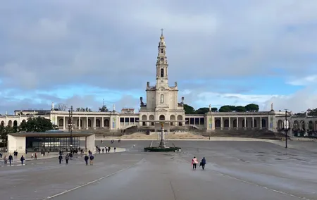 Lisbon to Fatima/Batalha/Nazare & Obidos guided tour 8pax group