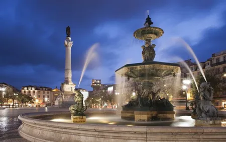 Lisbon: Authentic Fado Show, Dinner and Night Tour