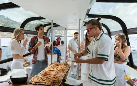 Lisbon: Pizza Cruise on a Luxury Boat with Open Bar