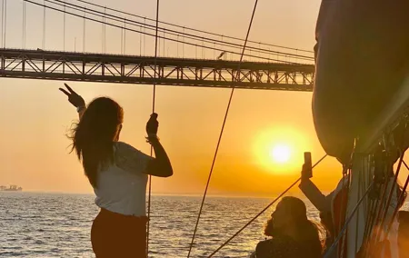 Lisbon Small Group 2h Sunset Sailing- Live Commentary & a Drink