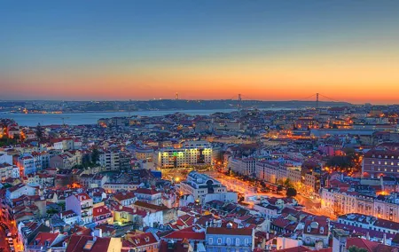 Private tour: Lisbon Fado Dinner Show and Panoramic Night Tour