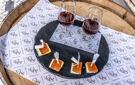 Private Tuktuk Tour with Portuguese Tapas and Wine