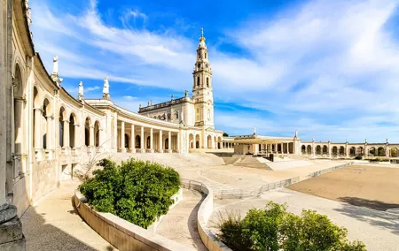 From Lisbon: Small group day tour to Fátima, Nazaré & Óbidos