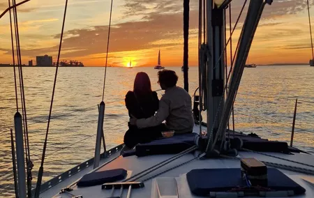 Golden Hour Boat Tour - Sailing by the Monuments with Wine